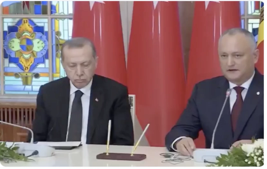 «Πτώμα» ο Ταγίπ: Κοιμήθηκε όρθιος σε συνέντευξη τύπου (βίντεο)